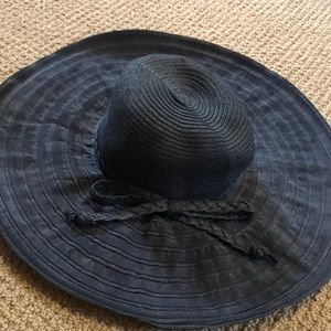 Fun black sun hat with a bow.
